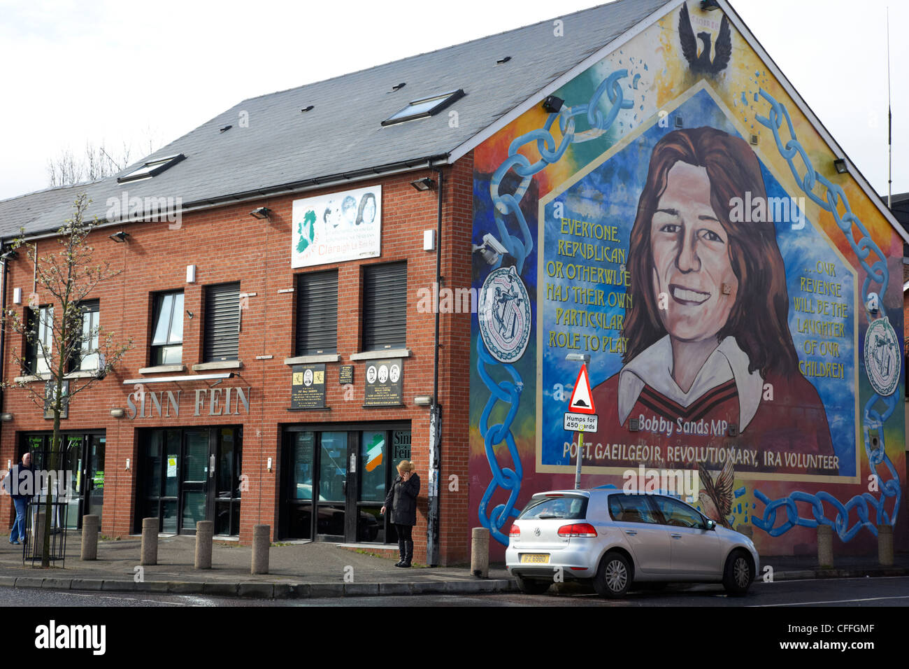 fällt weg Sinn Féin Hauptsitz mit Bobby Sands Wandbild Belfast Nordirland Vereinigtes Königreich Stockfoto