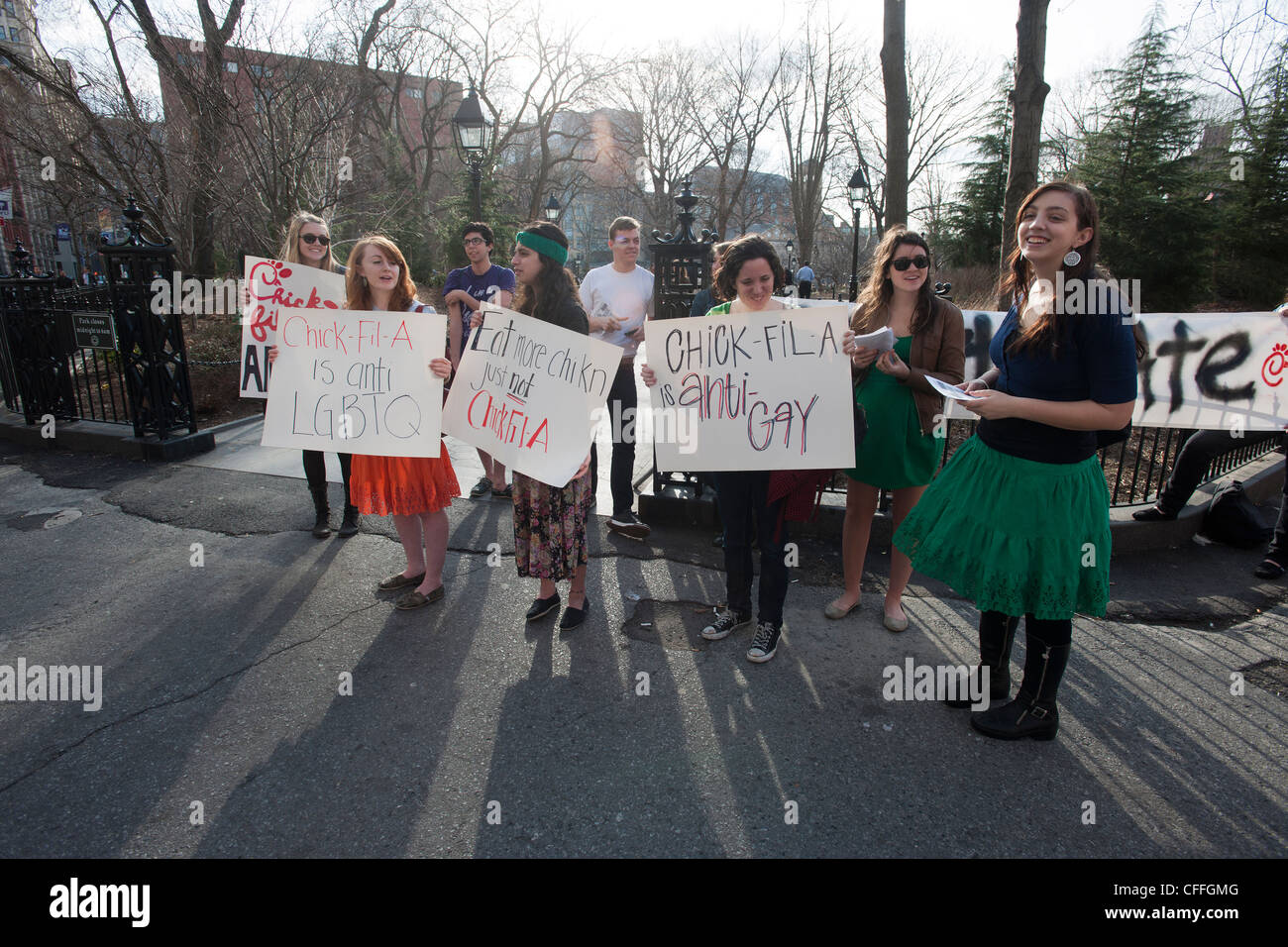 NYU Studenten und ihre Anhänger protestieren über Spenden, dass die Fastfood-Kette Chick-Fil-A, Anti-Homosexuell Gruppen gibt Stockfoto
