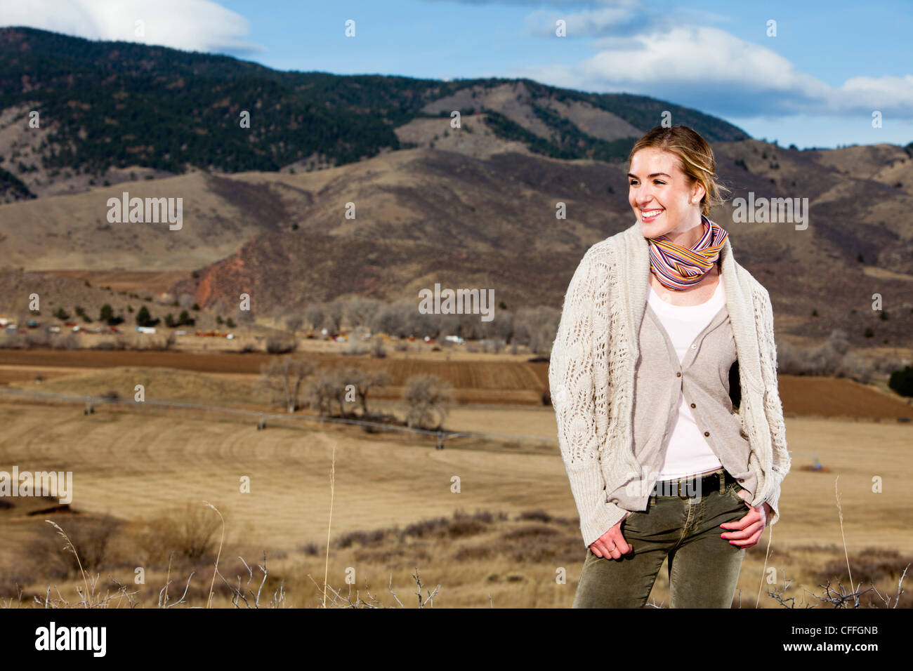 Eine junge Frau posiert in geschichteten Outdoorbekleidung in Fort Collins, Colorado. Stockfoto
