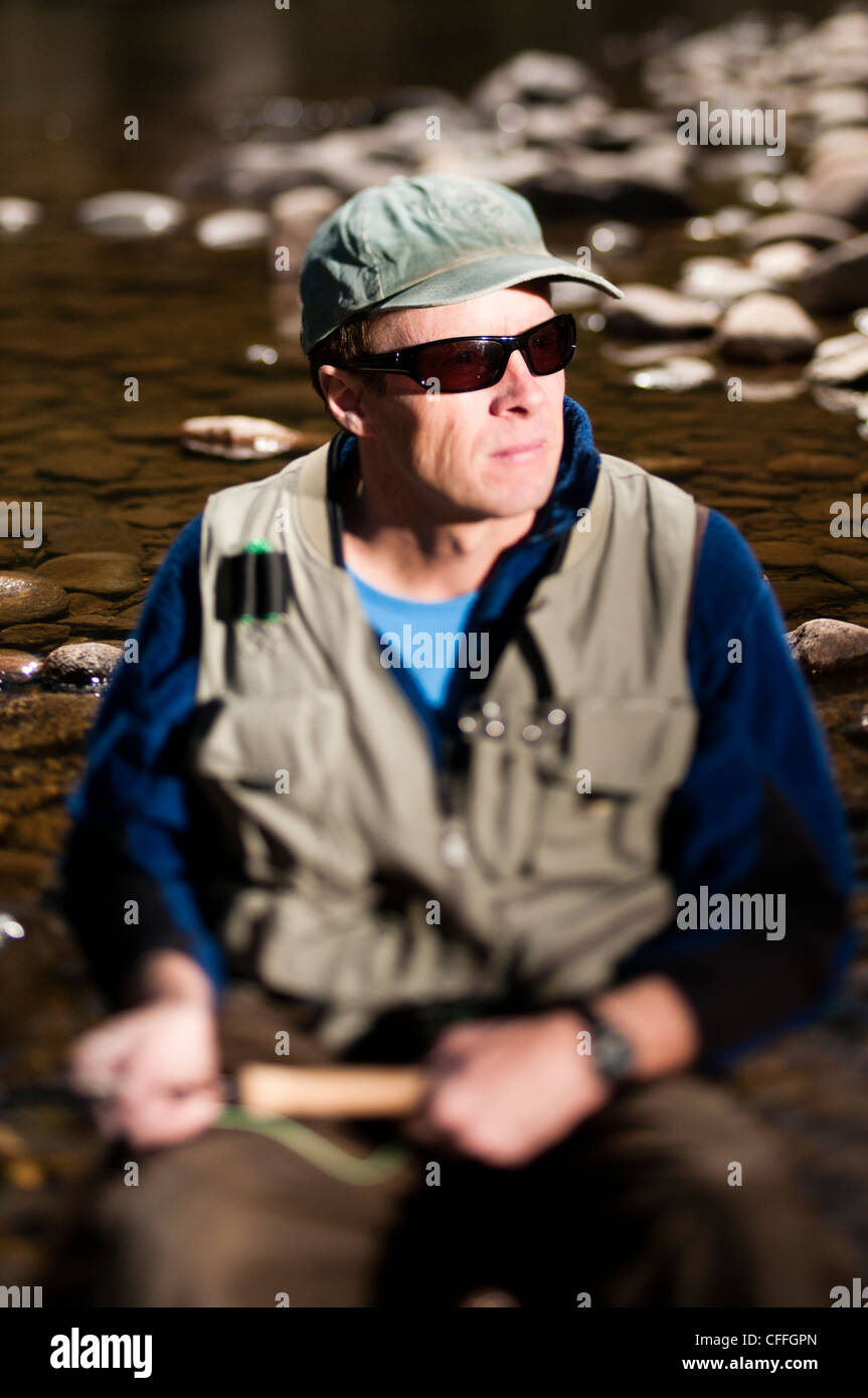 Ein Mann Fisch am Ufer des Flusses Poudre, in der Nähe von Picknick-Rock zu fliegen. Stockfoto