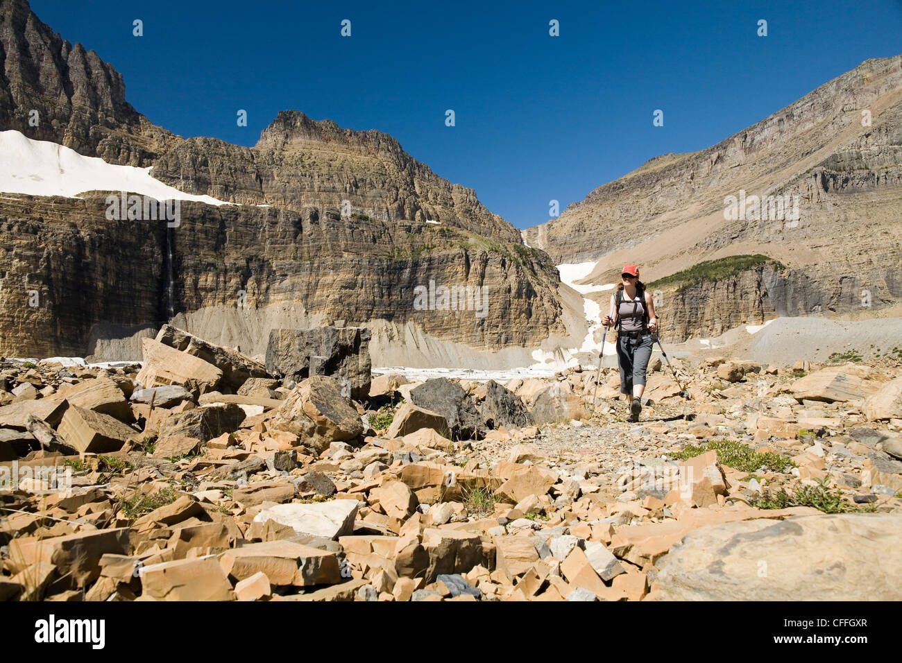 Eine Frau in ihren frühen dreißiger Jahren Wanderungen entlang des Weges Grinnell Gletscher im Glacier National Park, Montana. Stockfoto