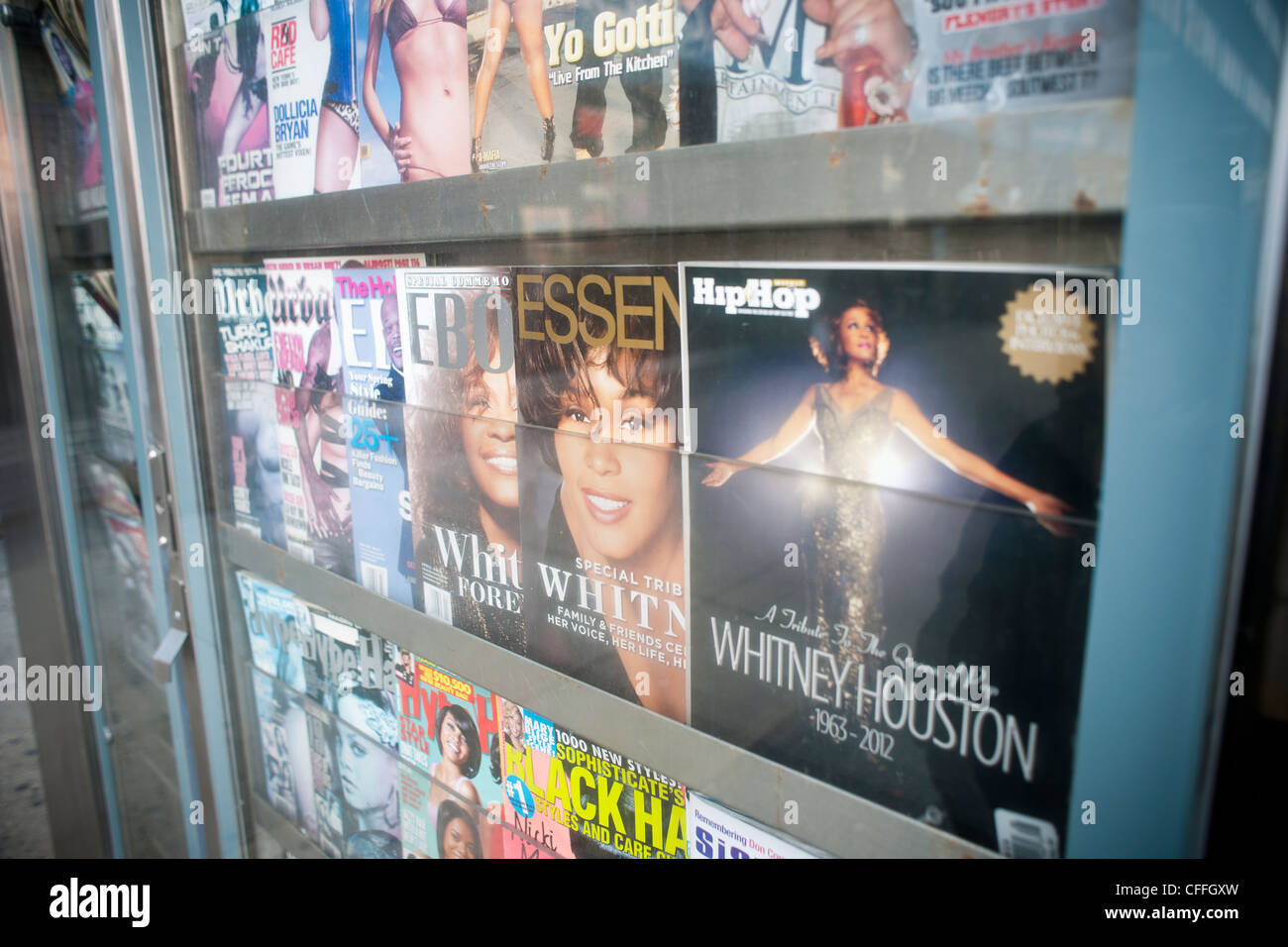 Ethnische Zeitschriften, Ebenholz, Essenz und HipHop verfügen über die späten Sängerin Whitney Houston auf ihren Titelseiten Stockfoto