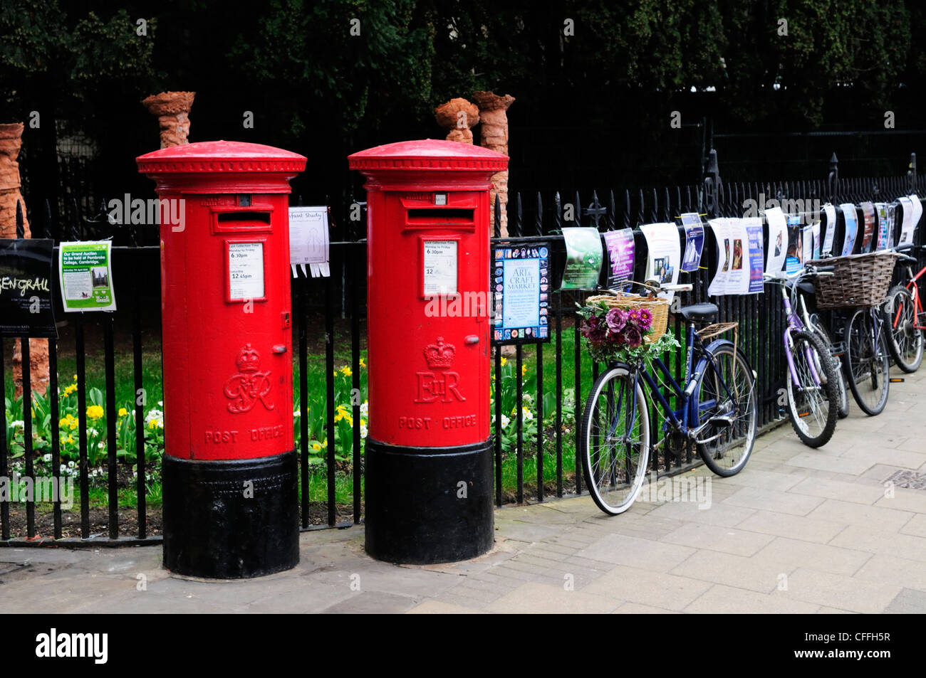 Post Boxen und Fahrräder, Market Square, Cambridge, England, UK Stockfoto