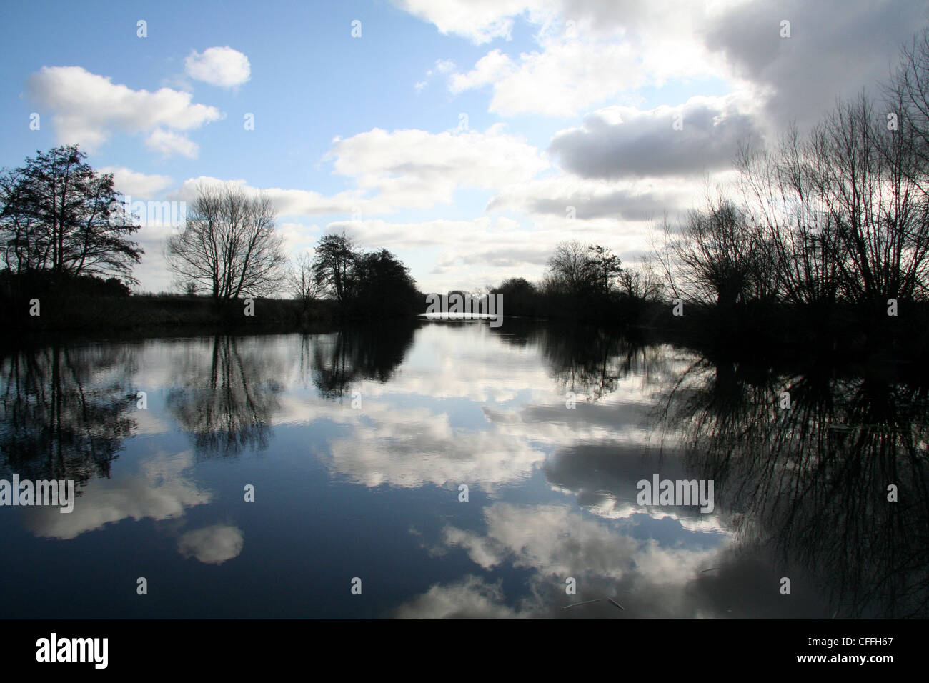 Eine schöne reflektiert knackige Februar Morgen auf der Themse in Oxfordshire mit den Wolken und Bäume auf der Oberfläche des Flusses Stockfoto