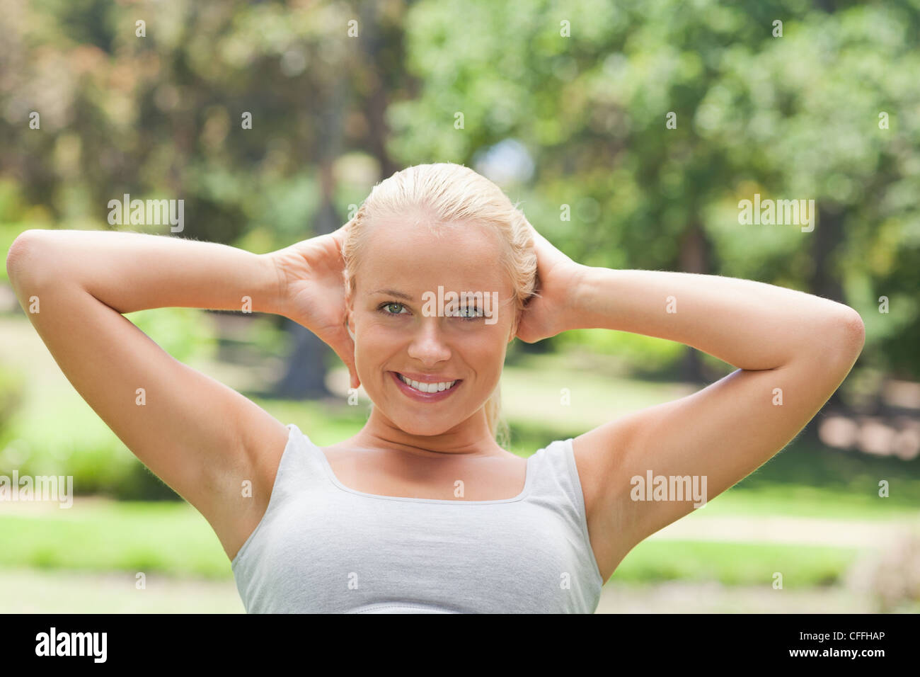 Sportlerin macht Sit-ups im Park Stockfoto