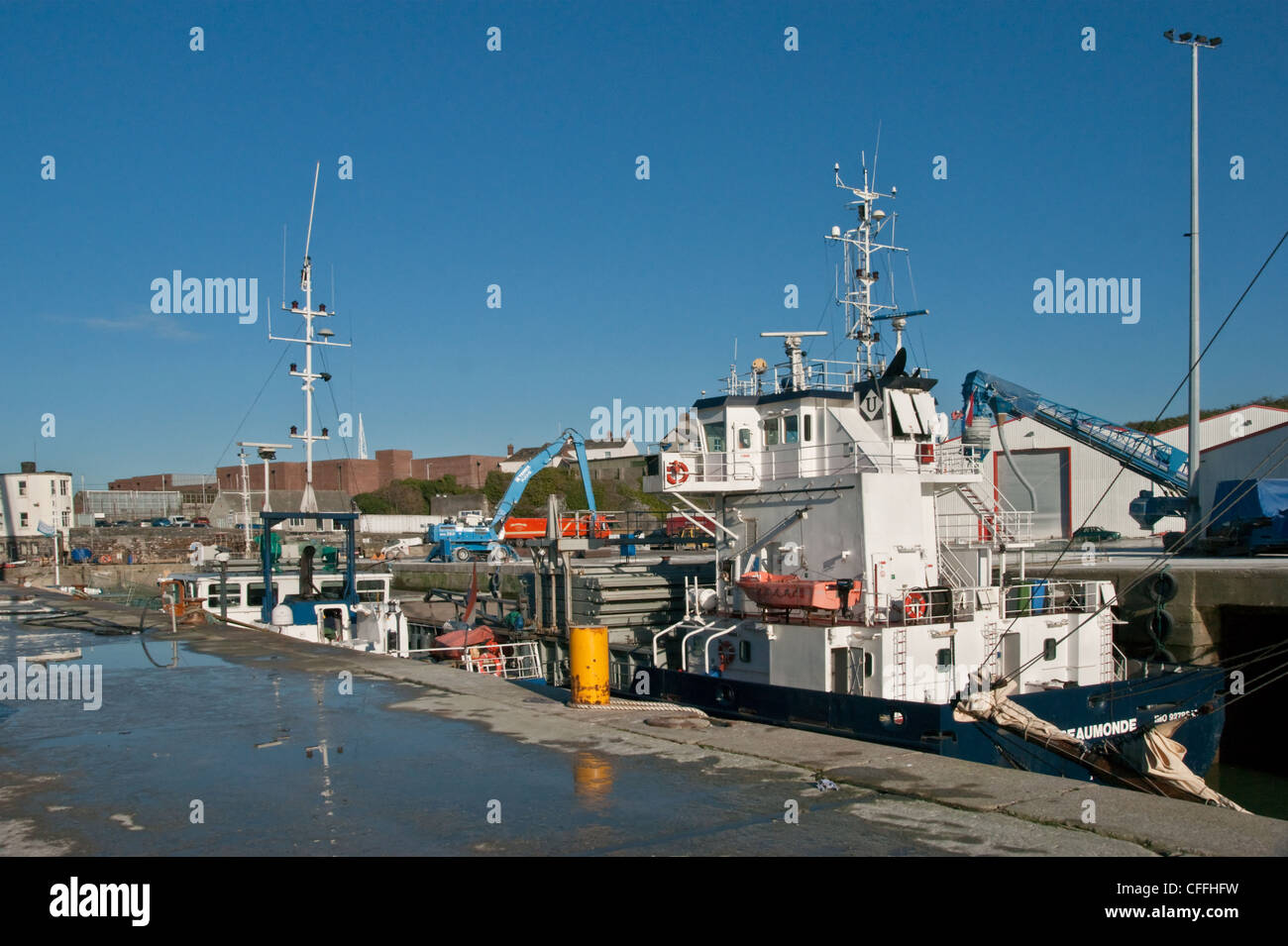 Eine Weitwinkelaufnahme des Kai/Dock mit einem kleinen Schiff im Dock. Stockfoto