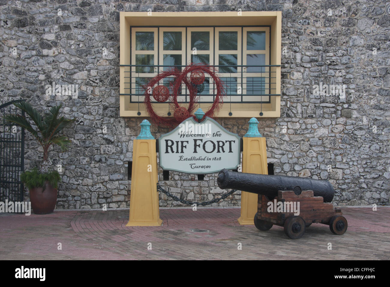 Kanone und Eingang unterzeichnen am Rif Fort, Willemstad, Curacao Stockfoto