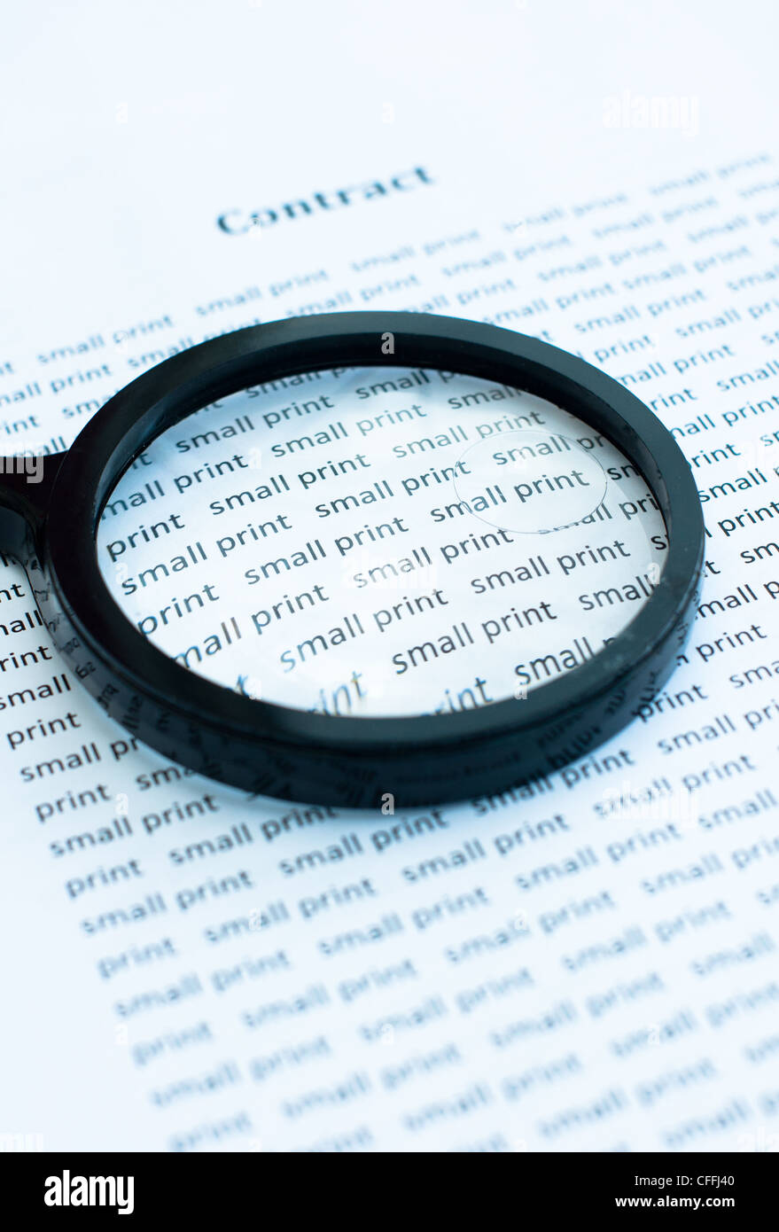 Lesen Sie das Kleingedruckte eines Vertrages. Stockfoto