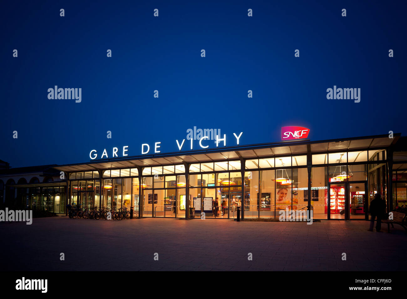 Die Vichy-Bahnhof bei Nacht (Allier - Auvergne - Frankreich). Gare SNCF de Vichy (03200) (Allier (03), Auvergne, Frankreich). Stockfoto