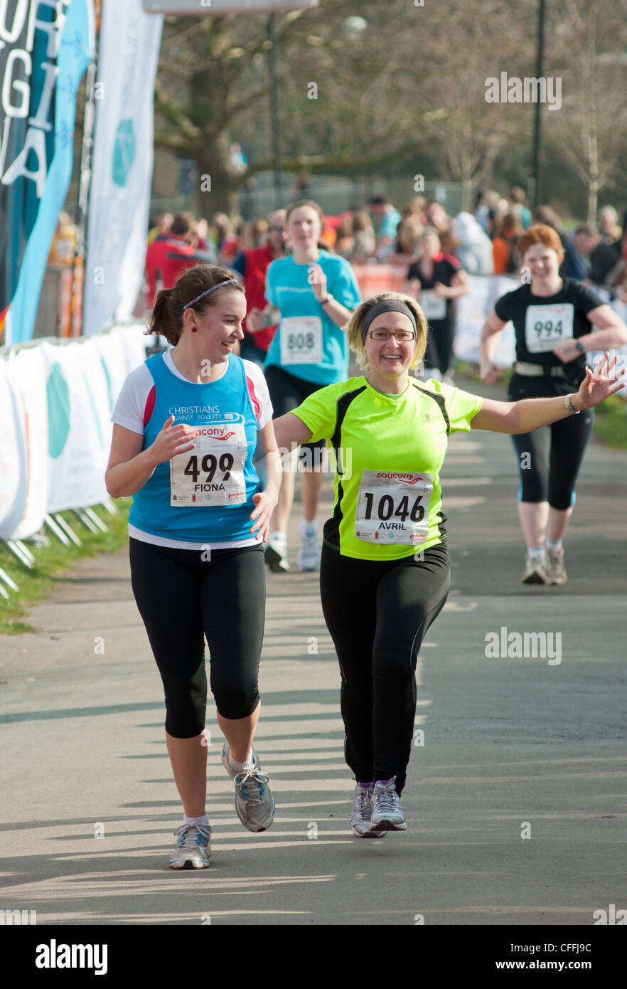Auf der Ziellinie von Cambridge Halbmarathon. Cambridge, England. 2012 Stockfoto
