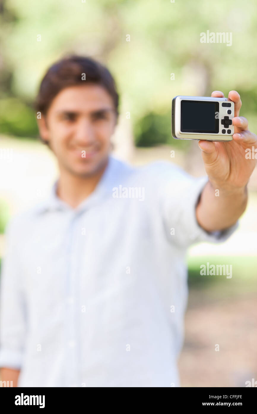 Kamera von lächelnden Menschen verwendet, um ein Foto von sich selbst machen Stockfoto