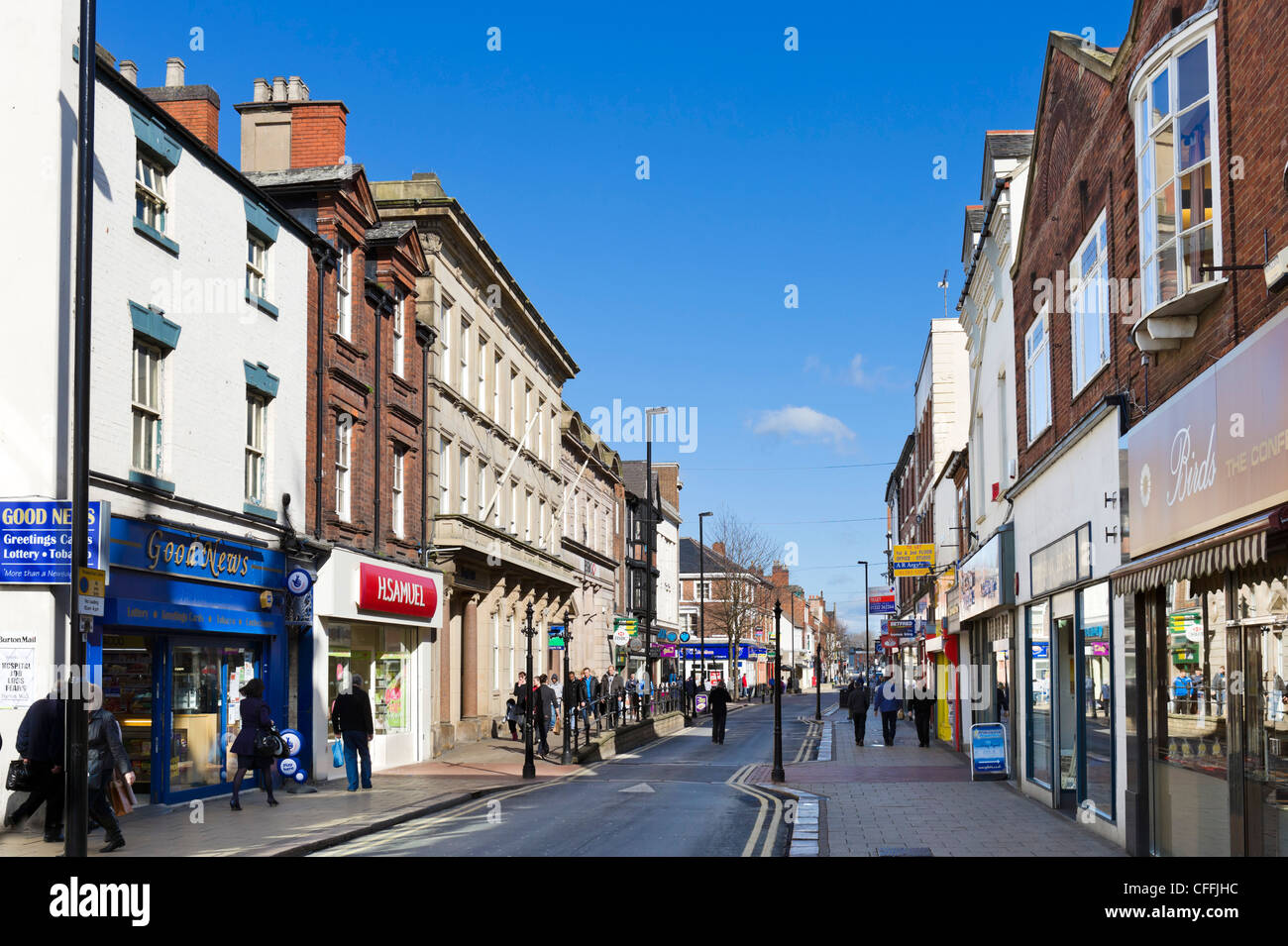 Geschäfte auf der High Street in Burton-nach-Trent, Staffordshire, England, UK Stockfoto