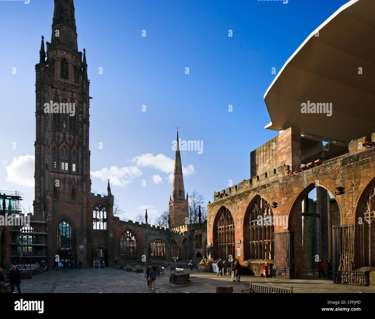 Innenraum der alten ausgebombt Kathedrale mit der neuen St.-Michael Kathedrale auf der rechten Seite, Coventry, West Midlands, England, UK Stockfoto
