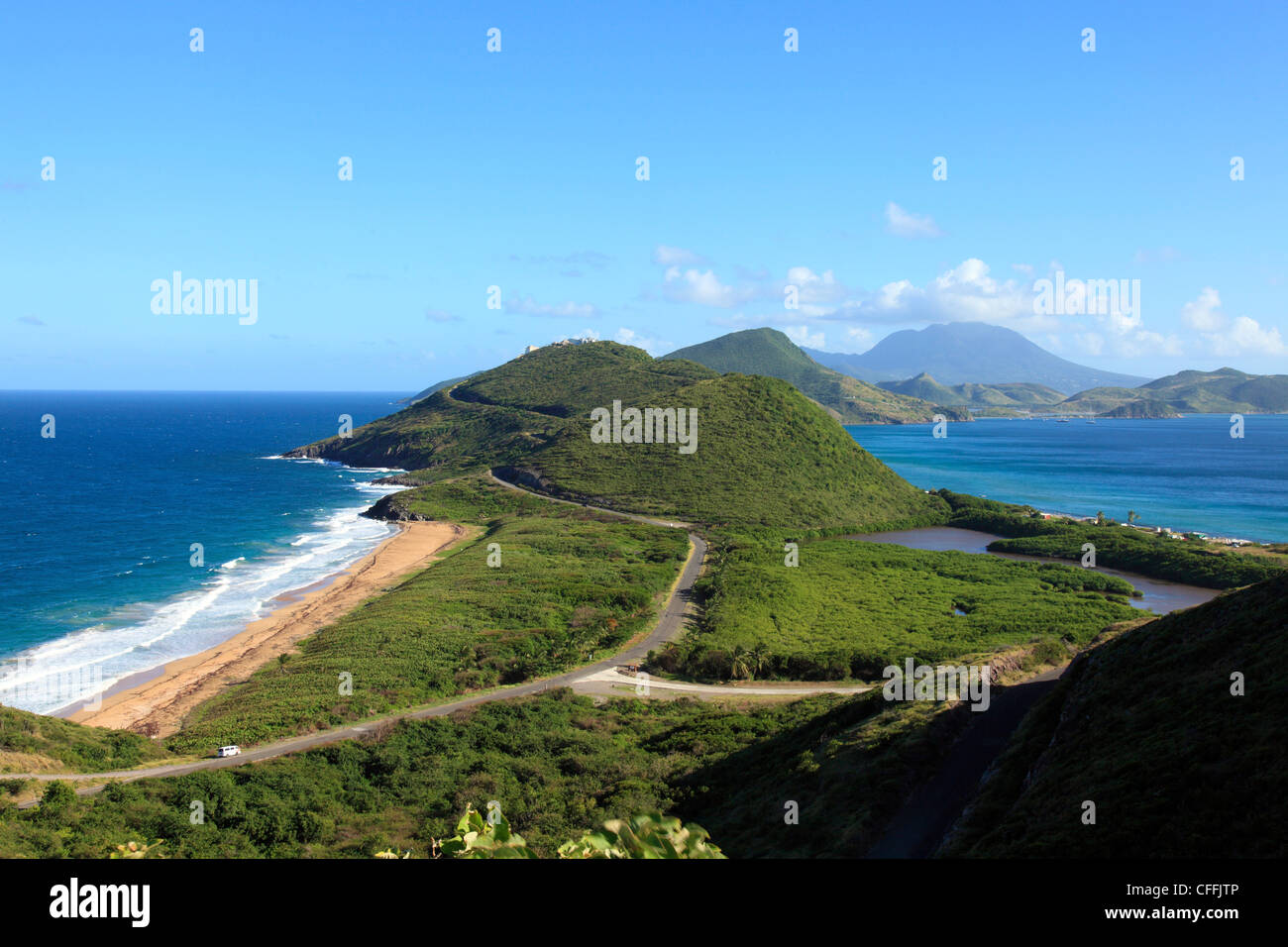 St. Kitts, Nevis in der Ferne. Christopher Harbour wird auf der Südseite der Halbinsel entwickelt. Siehe meine 250 Bilder von Nevis Stockfoto