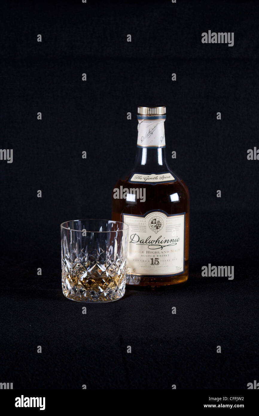 Dalwhinnie 15 Jahre alten Scotch Single Malt Whisky Flasche Low Key Bild mit geschliffenem Glas Stockfoto