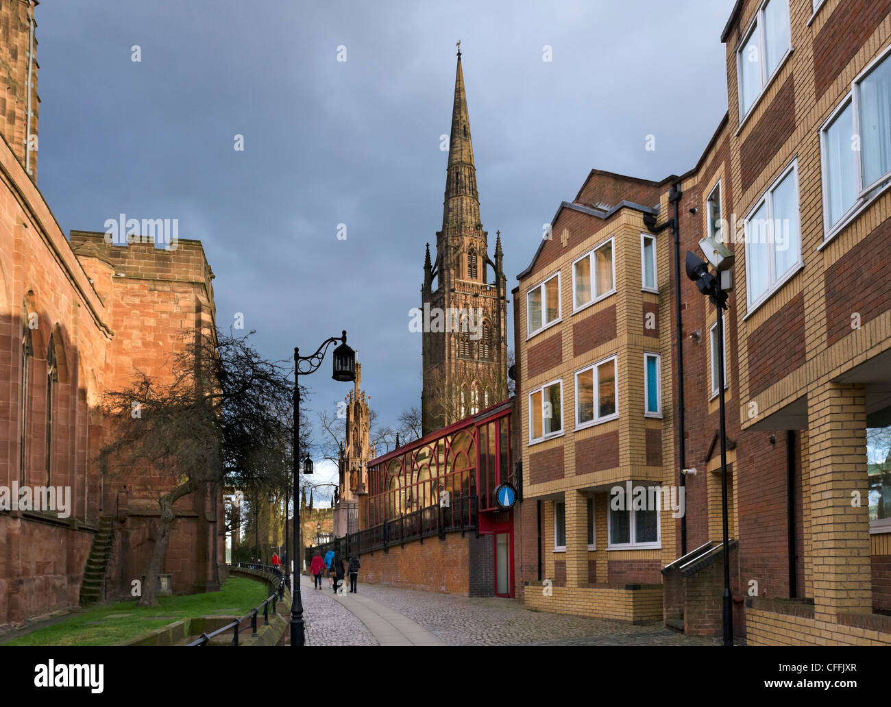 Der Turm der alten Kathedrale am späten Nachmittag mit Holy Trinity Church auf der linken Seite, Coventry, West Midlands, England, UK Stockfoto