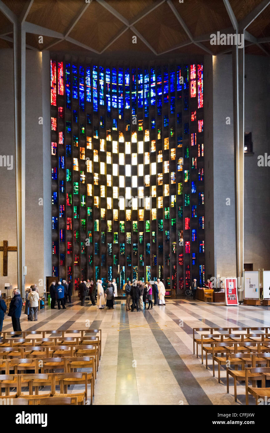 Das Baptisterium-Fenster von John Piper in der neuen St Michaels Cathedral, Coventry, West Midlands, England, UK Stockfoto