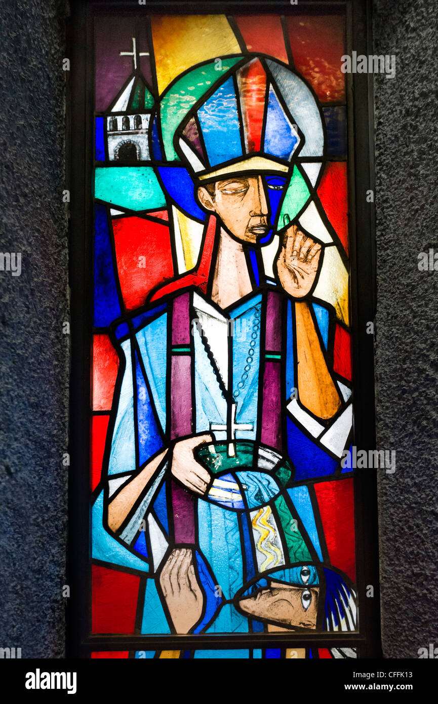 Detail der ein kleines Glasfenster in der neuen St Michaels Cathedral, Coventry, West Midlands, England, UK Stockfoto
