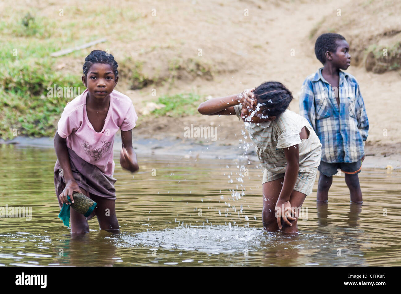 Betsimisaraka Kinder im Pangalanes Kanal, östlichen Madagaskars Stockfoto