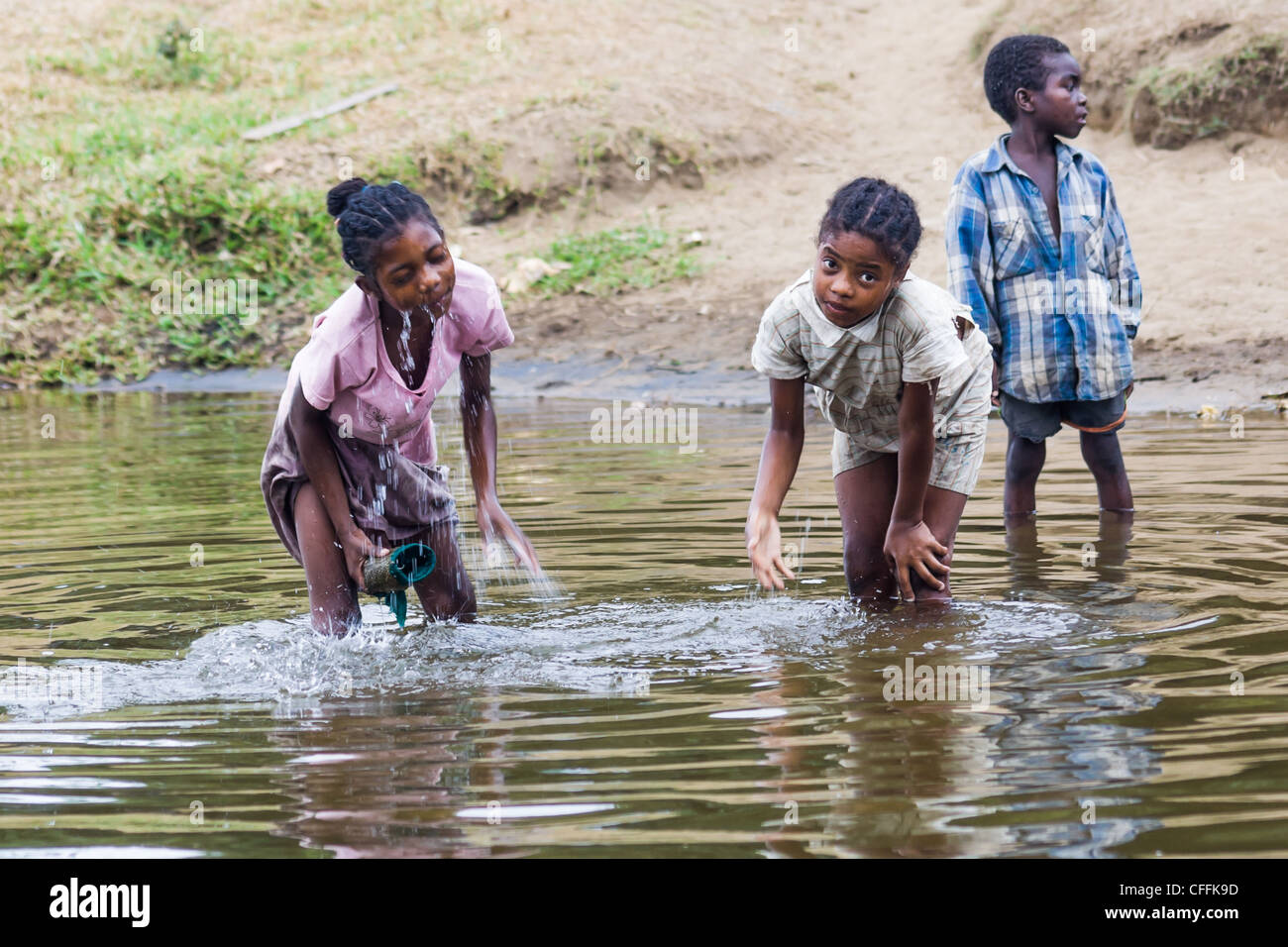 Betsimisaraka Kinder im Pangalanes Kanal, östlichen Madagaskars Stockfoto