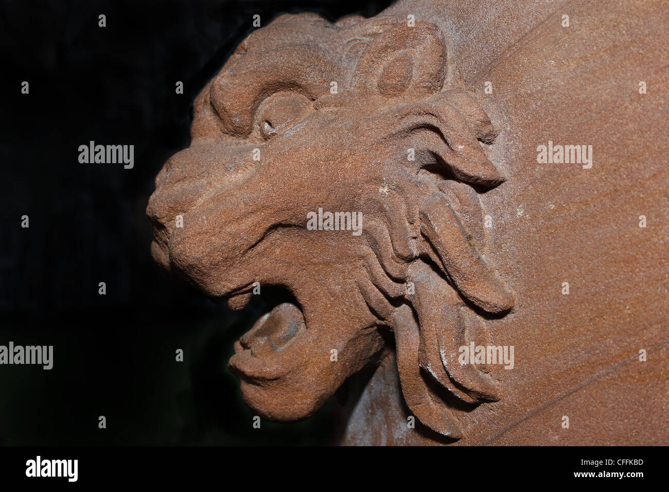 der Löwe auf Buxton Memorial in Victoria Tower Gardens London hautnah Stockfoto