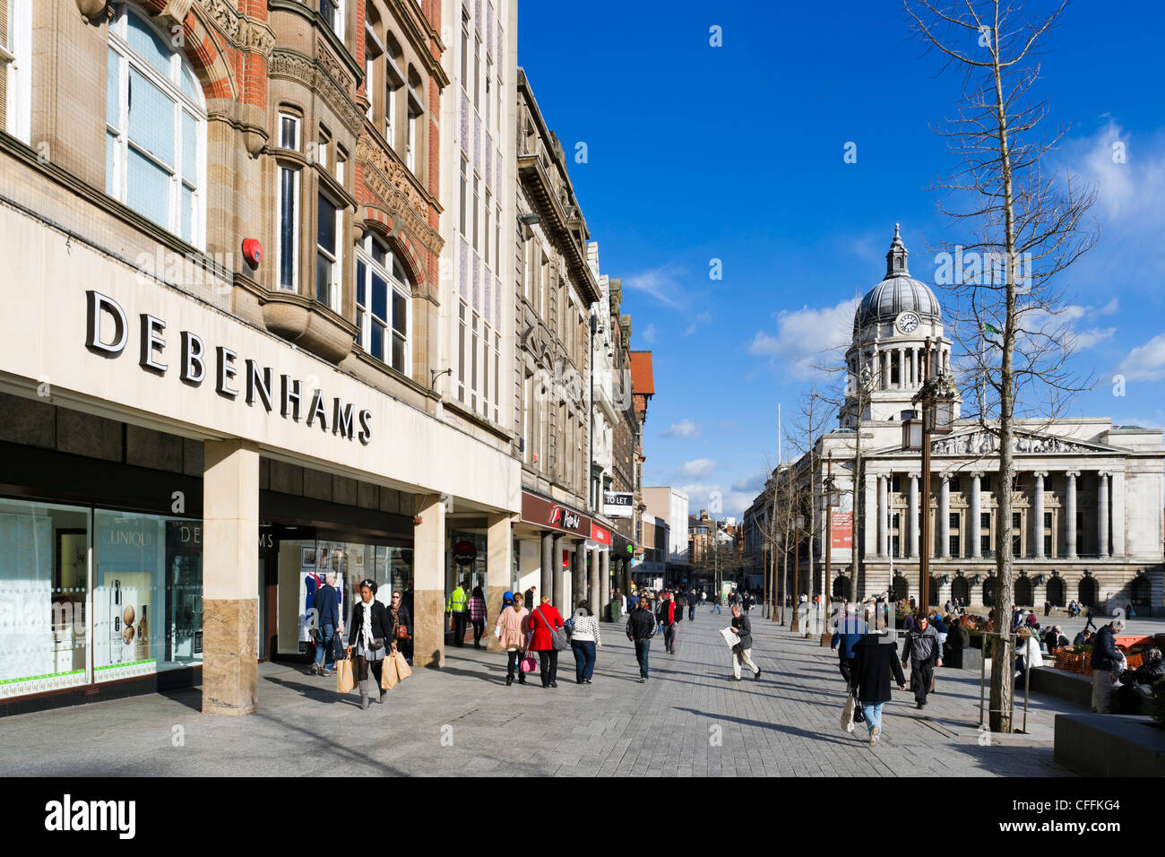 Geschäfte am alten Marktplatz mit dem Rat-Haus (Rathaus) auf der rechten Seite, Nottingham, Nottinghamshire, England, UK Stockfoto