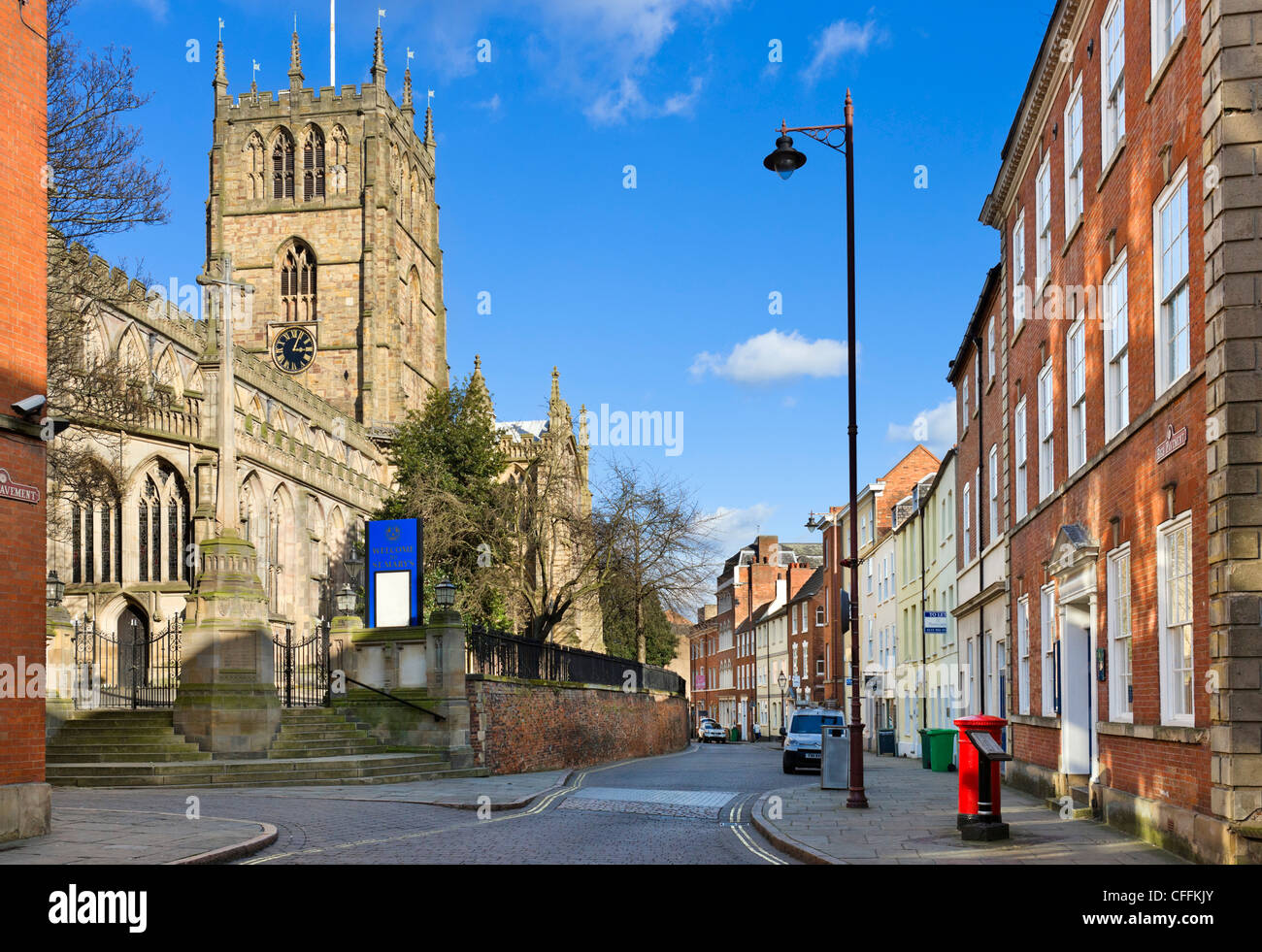Hohen Pflaster im Stadtteil Lace Market mit der Kirche St Mary's auf der linken Seite, Nottingham, Nottinghamshire, England, UK Stockfoto