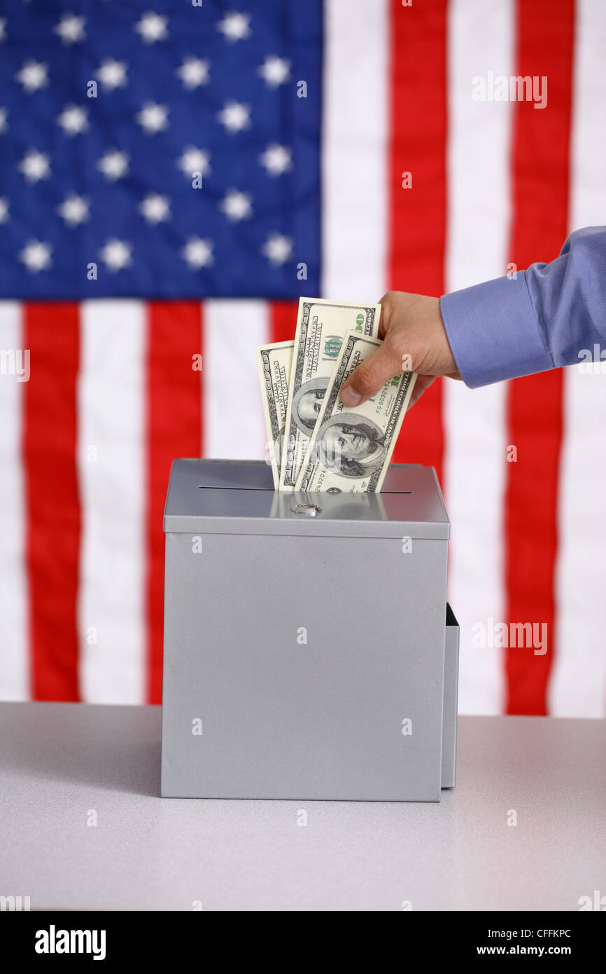 Hand, Geld in die Wahlurne, Abstimmung und Bestechung Konzept, amerikanische Flagge Hintergrund Stockfoto
