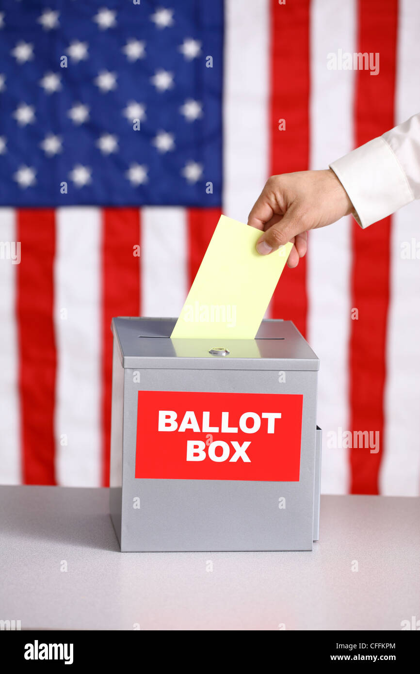 Hand, Stimmzettel in die Wahlurne, voting-Konzept, amerikanische Flagge Hintergrund Stockfoto