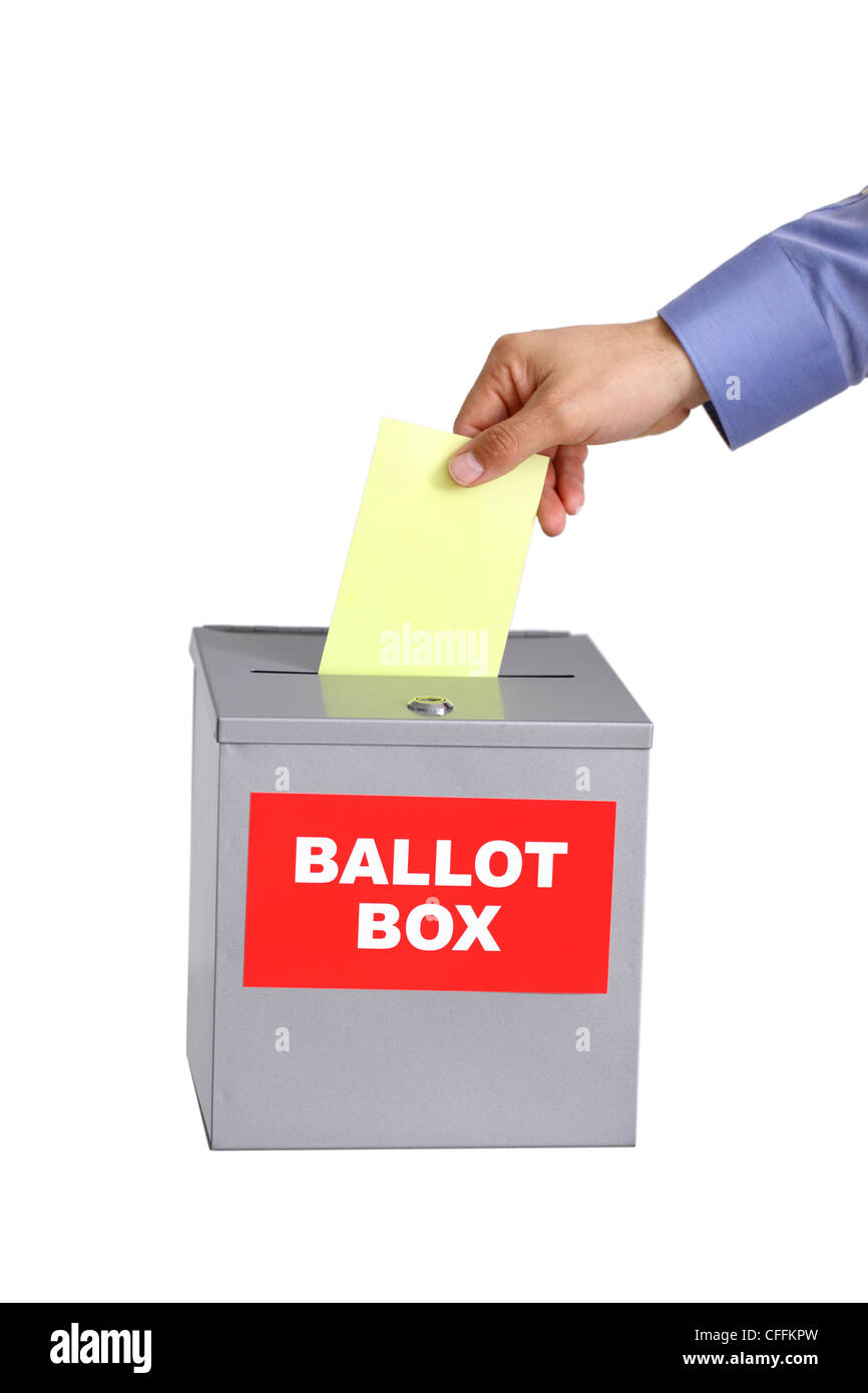 Hand, Stimmzettel in die Wahlurne, Konzept, Abstimmung auf weißem Hintergrund ausschneiden Stockfoto