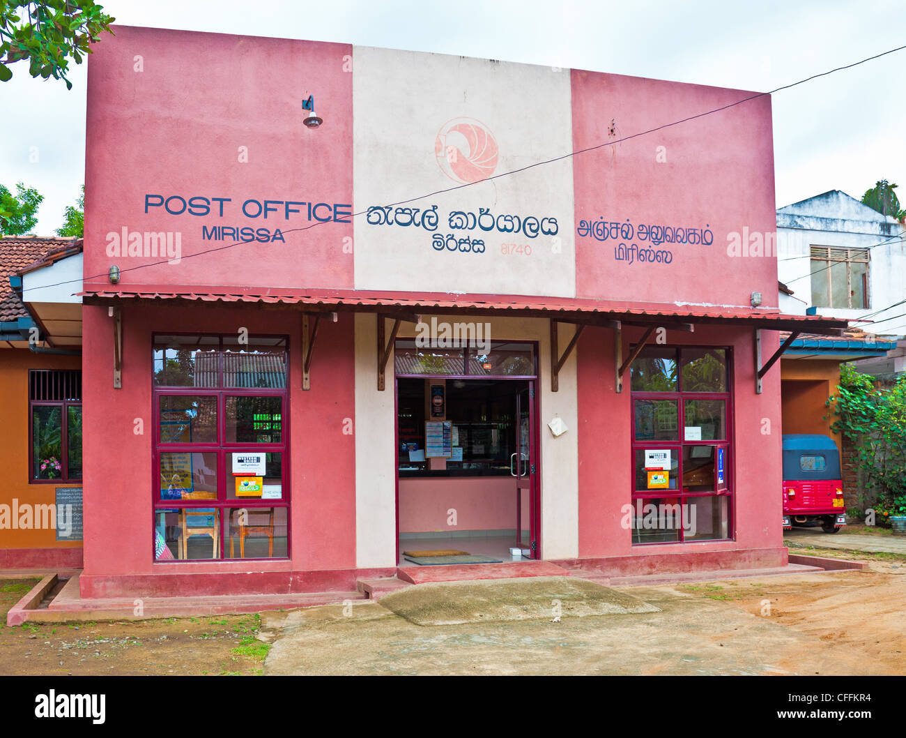Fassade des Postamts in Mirissa im Süden Sri Lankas. Stockfoto