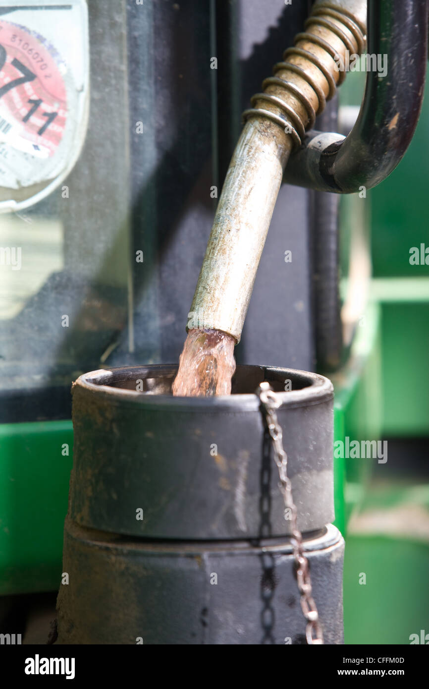 Red Diesel in einem Bauernhof-Traktor Stockfoto