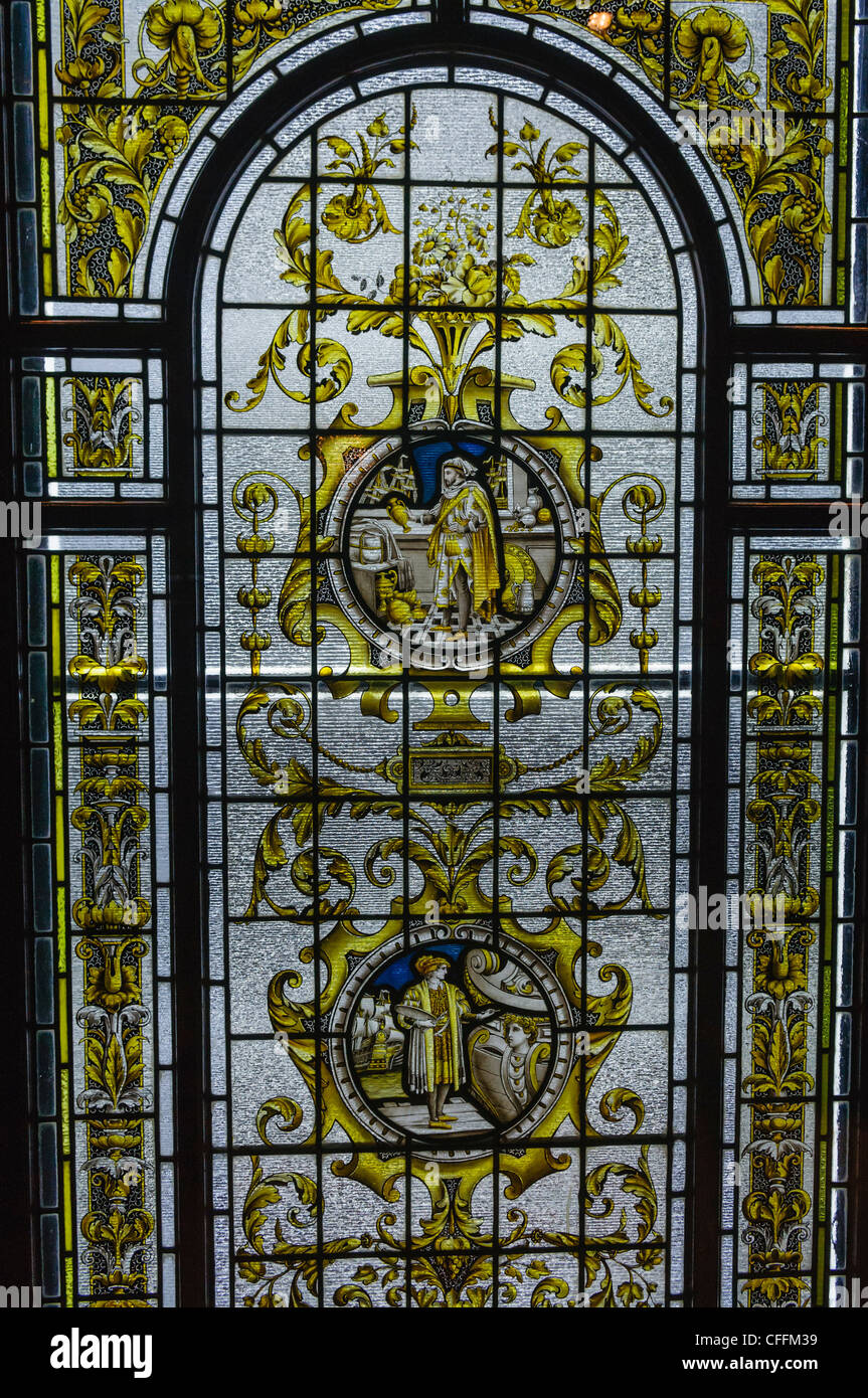 Glasmalerei-Fenster Harland und Wolff Konstruktionsbüro in Titanica Ausstellung, Belfast entnommen Stockfoto