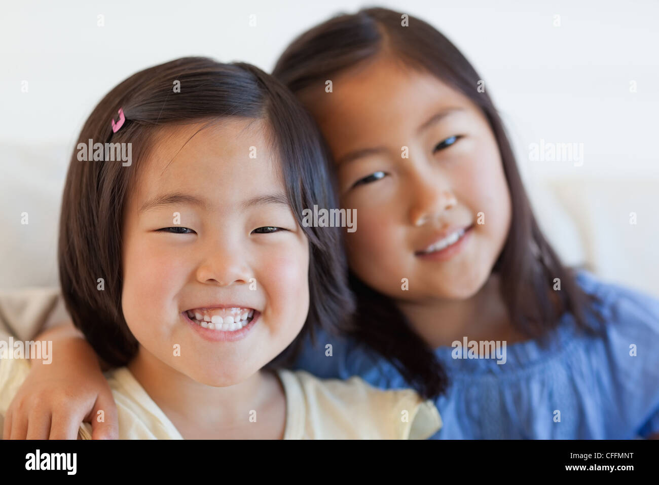 Nahaufnahme, zwei Mädchen lächelnd geradeaus Stockfoto