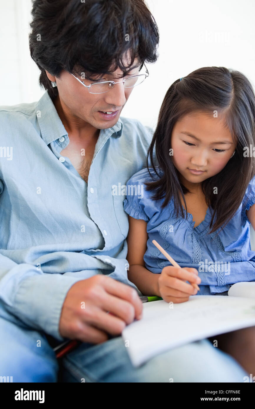 Vater und Tochter studieren die Schularbeit Stockfoto