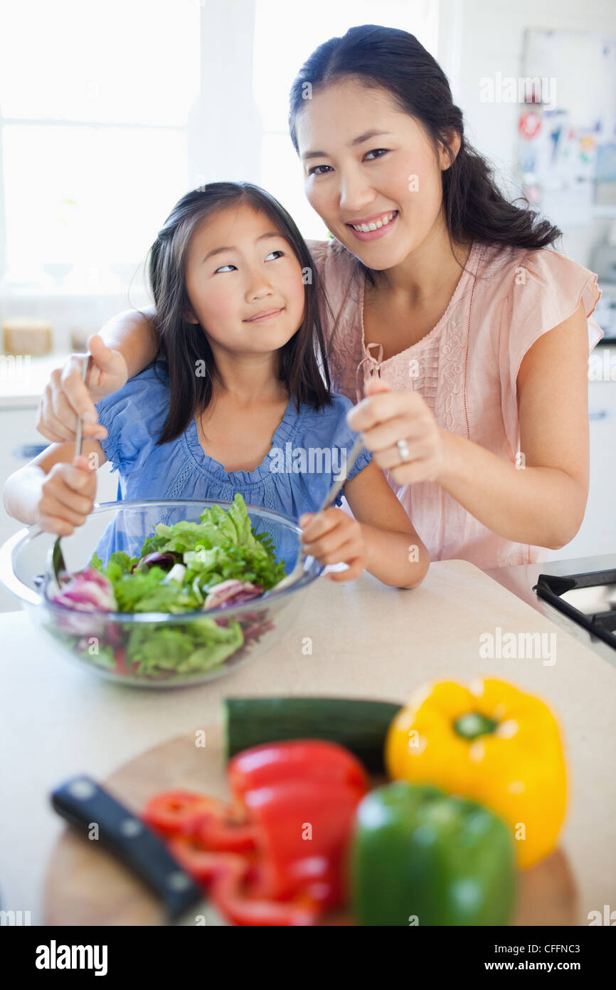 Eine Mutter freut sich und lächelt während ihrer Tochter schaut Ihr Stockfoto