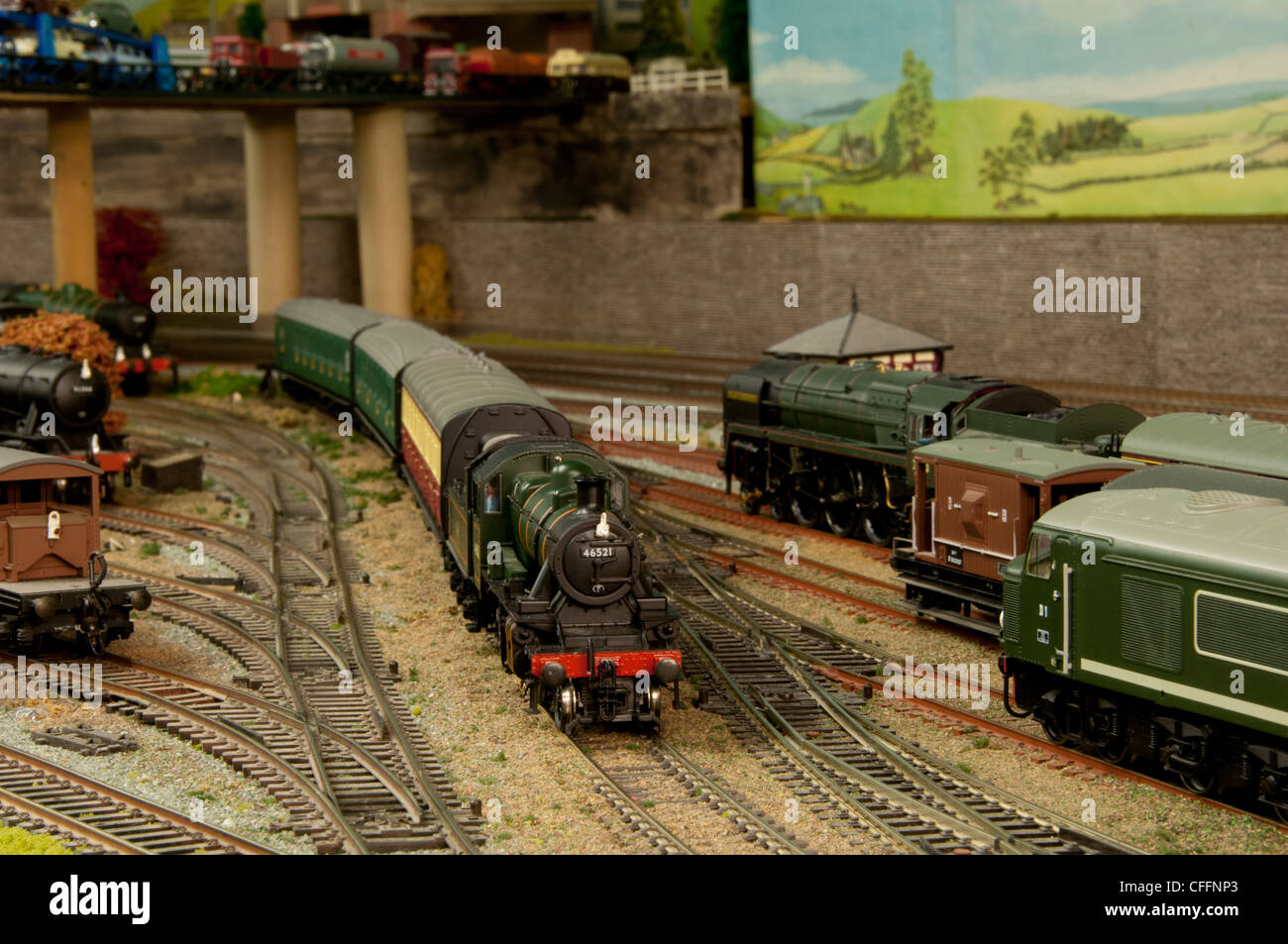 Modellbahnanlage zeigt verschiedene Züge und Modelle Stockfoto