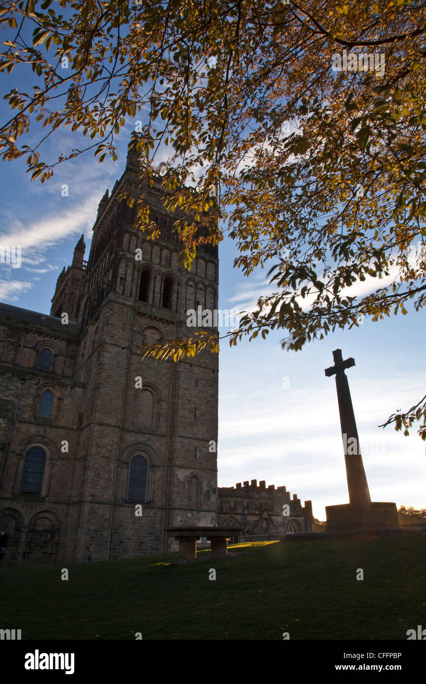 Durham cathedral und kreuz Fotos und Bildmaterial in hoher Auflösung