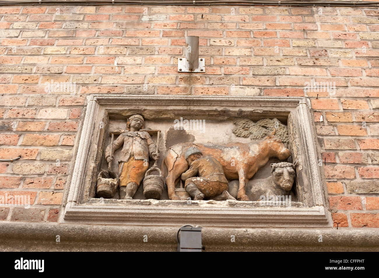 Steinbildhauen Melken Maid und Kuh Brugge Brügge Belgien Europa EU Stockfoto