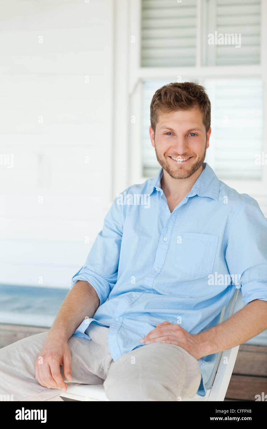 Ein lächelnder Mann schaut geradeaus Stockfoto