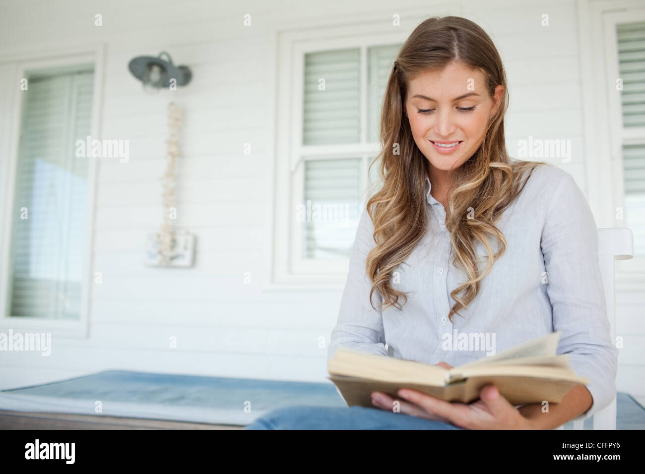 Frau liest ein Buch außerhalb Stockfoto