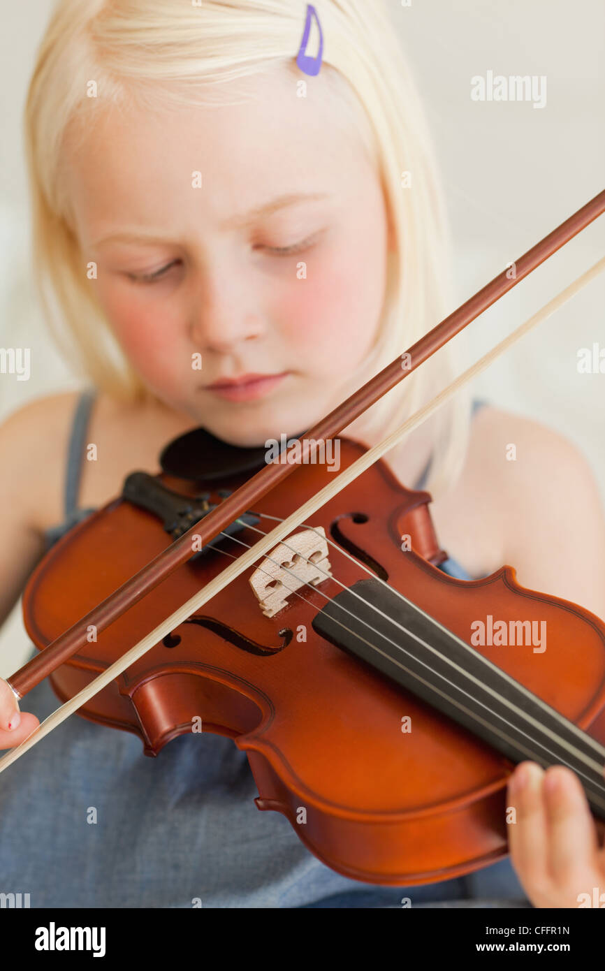 Eine Mädchen spielt die Violine süß, wie sie die Augen schließt Stockfoto