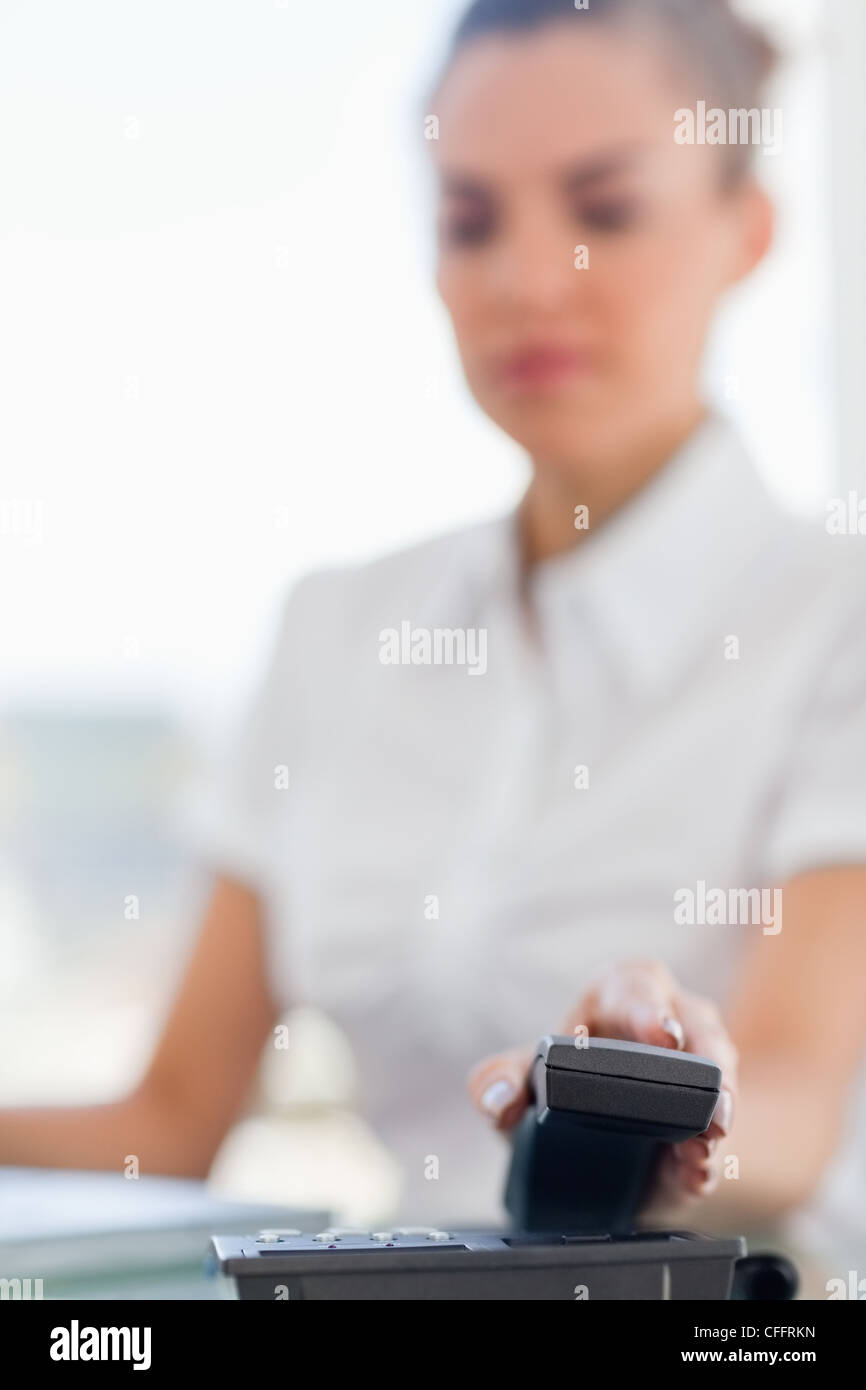Telefon wird von einer Frau aufgehängt Stockfoto