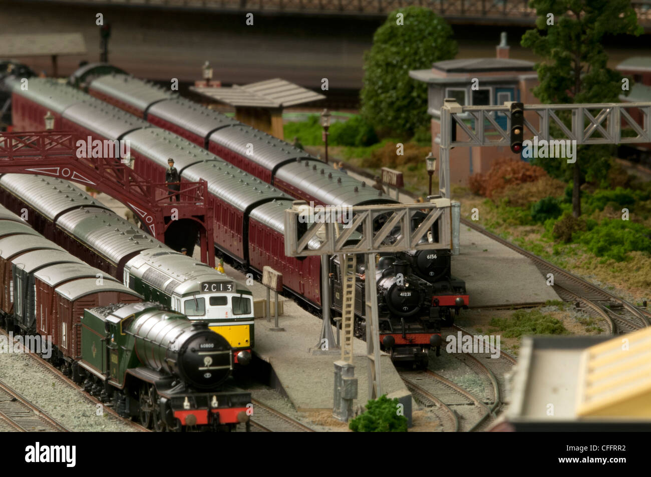 Modellbahnanlage zeigt verschiedene Züge und Modelle Stockfoto