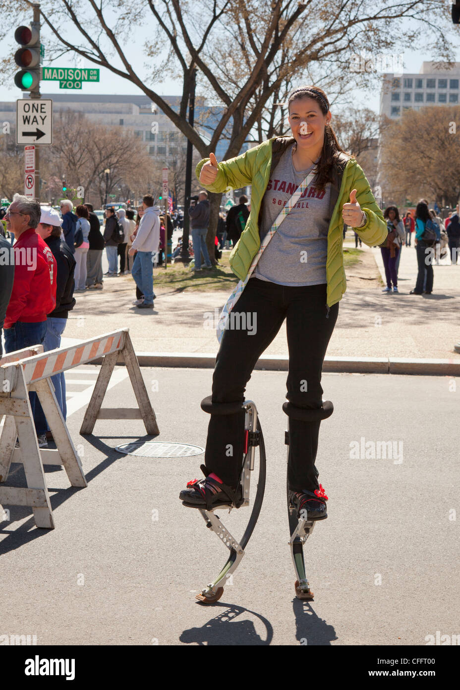 Eine Frau zu Fuß auf Stelzen - USA springen Stockfoto