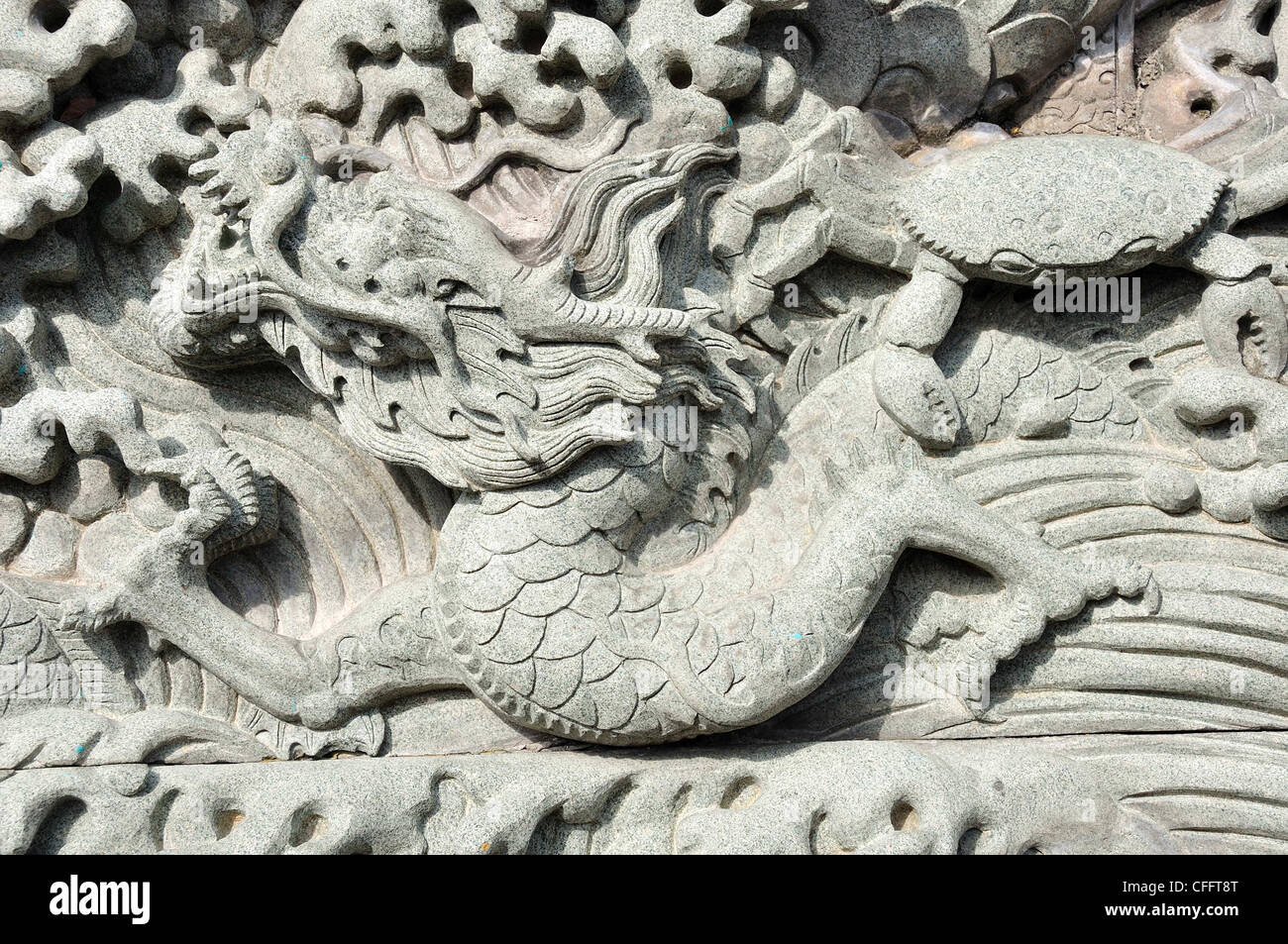 Typische chinesische Carven Drachen an Wand mit dem Ausdruck ihrer Macht und Status im alten thailand Stockfoto