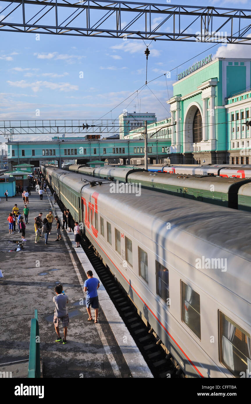 Auf halbem Weg entlang der Transsibirischen Route ist die größte Stadt in Sibirien, Nowosibirsk, mit seinem unverwechselbaren Station Architektur. Stockfoto