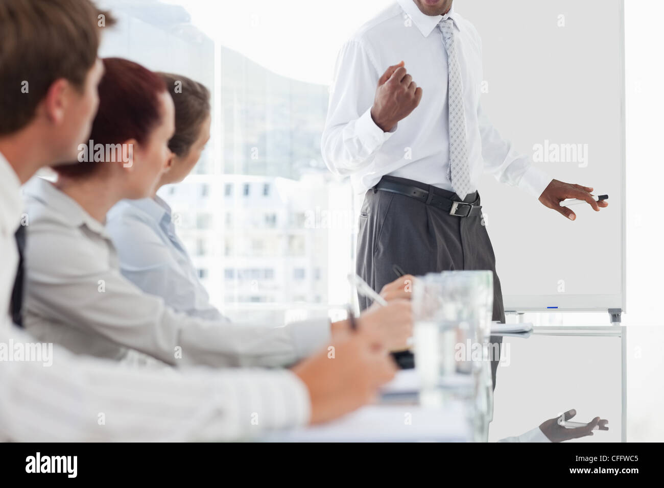 Beantworte ihre Kollegen Präsentation Stockfoto