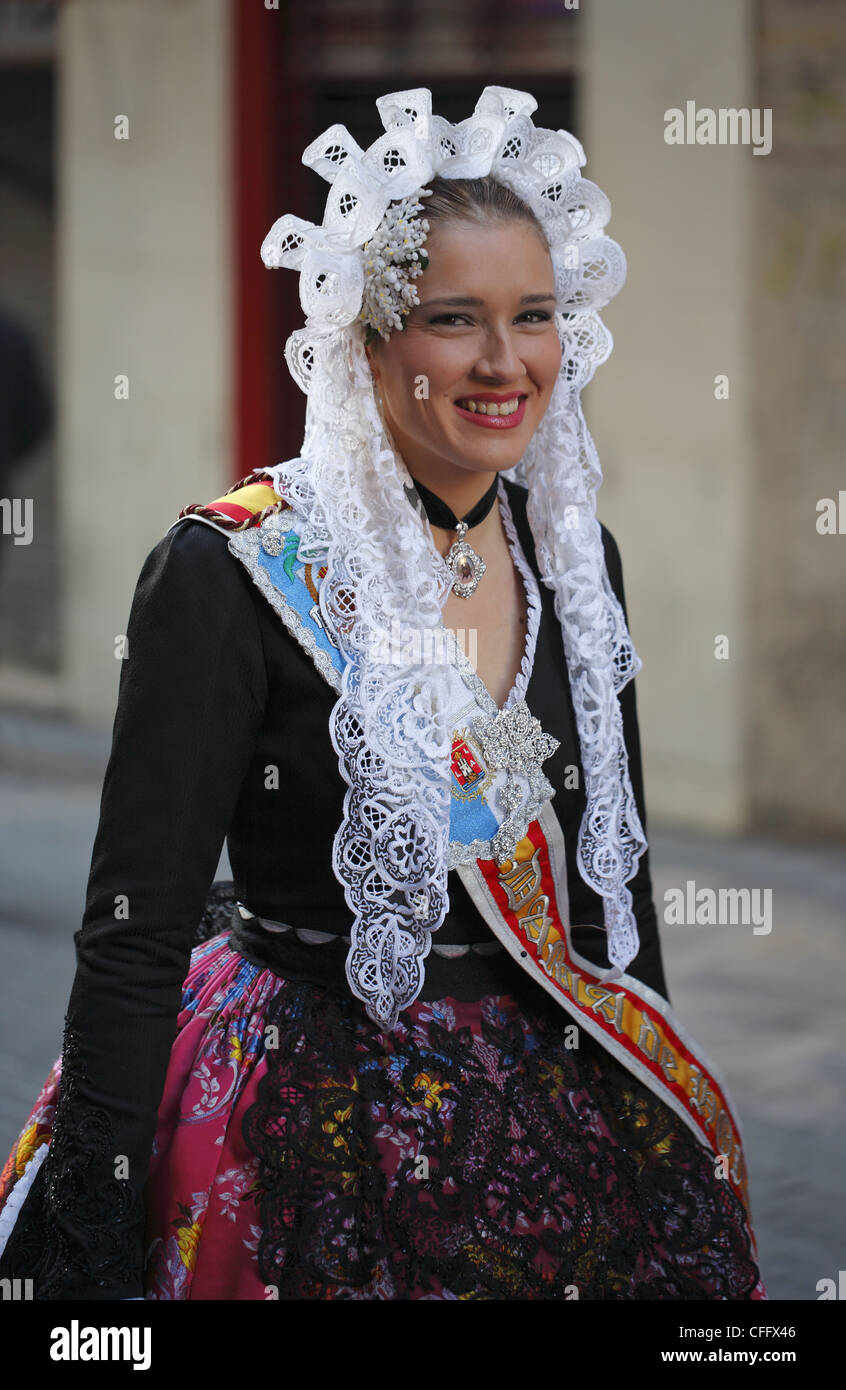Spanierin tragen traditionelle Kleidung während der Straße Prozession, Alicante, Spanien Stockfoto