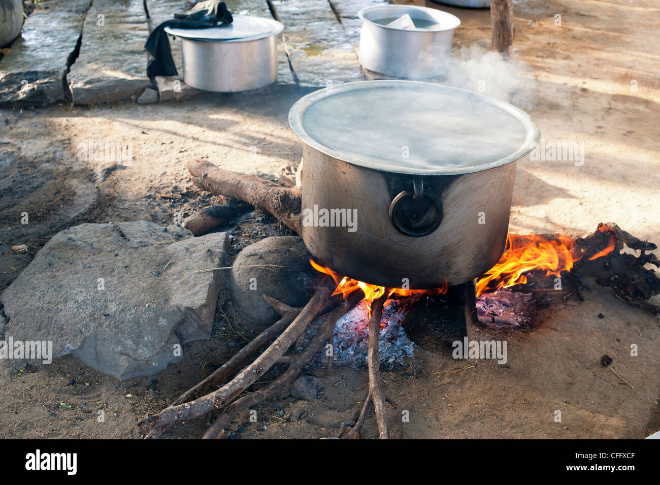Kochen Reis in einem großen Topf über dem offenen Feuer in der indischen Landschaft. Andhra Pradesh, Indien Stockfoto
